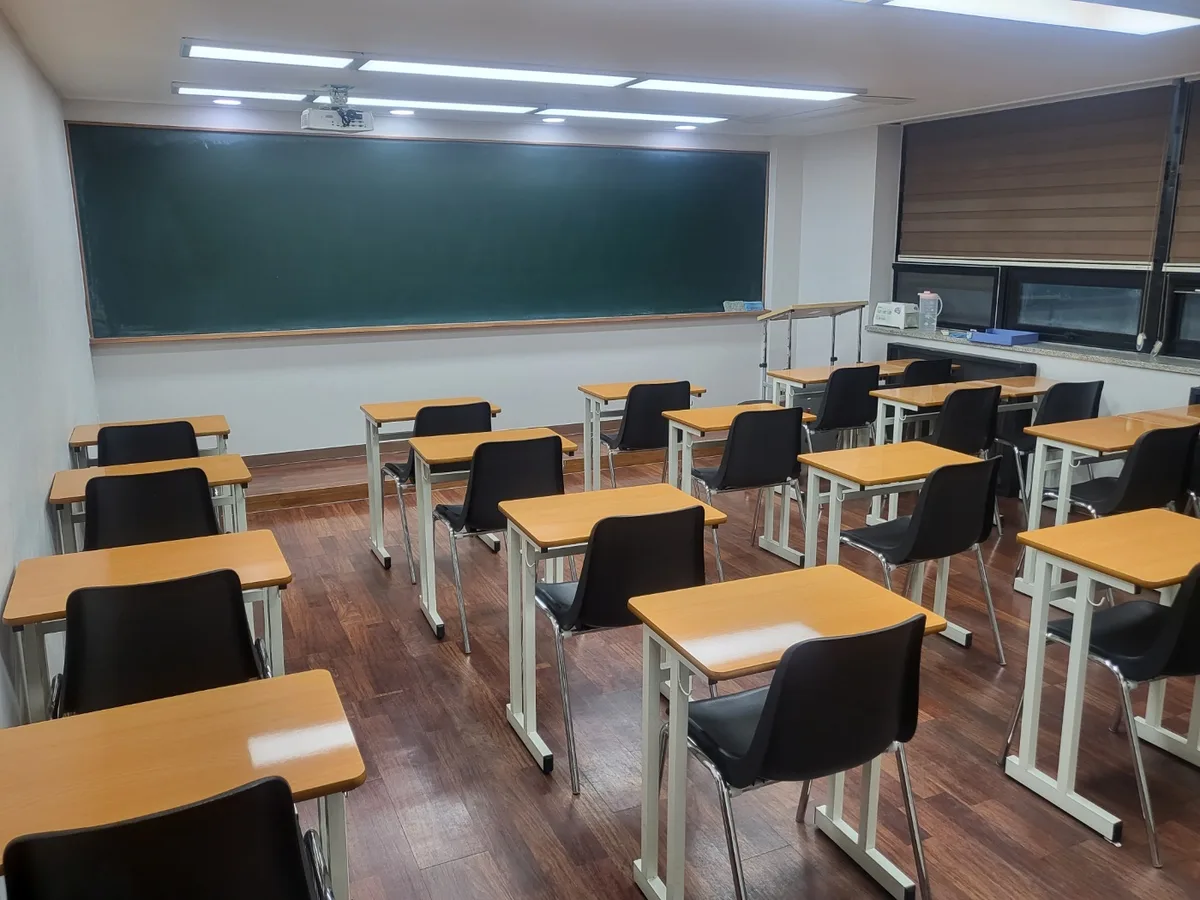 하남시 덕풍동 학원 컴퓨터실 장비 주변 정밀 위생청소 사례 - 행진크린