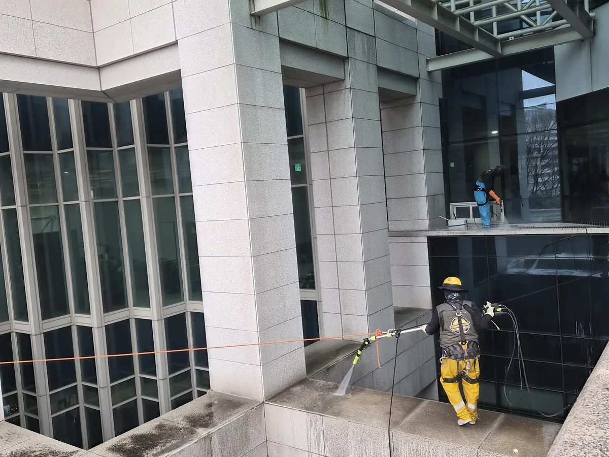 하남시 덕풍동 상가건물 옥상 파라펫 장비 주변 정밀 위생청소 사례 - 행진크린