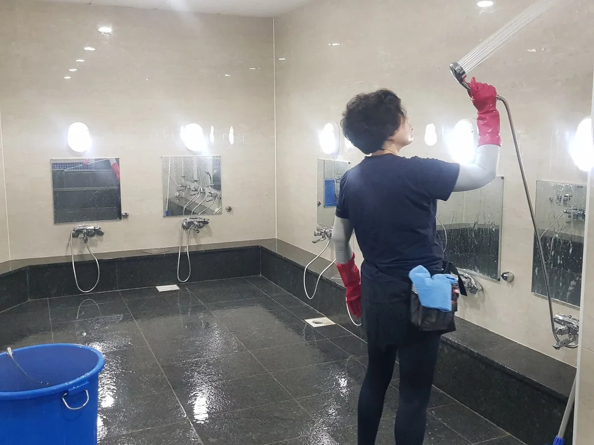 양평군 양서면 목욕탕 탈의실·파우더룸 바닥 위생청소 사례 - 행진크린
